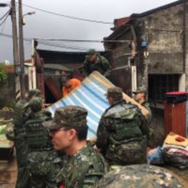 國軍投入後續清理　新豐鄉長率清潔隊清運廢棄物