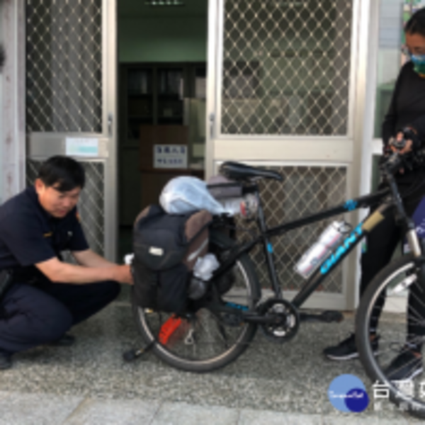 香港情侶騎車環島輪胎洩氣　熱心警協助送溫暖