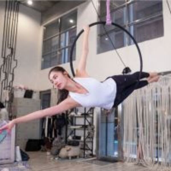 名模練「空中環」嫦娥奔月　第一堂課就倒栽蔥險嚇倒教練