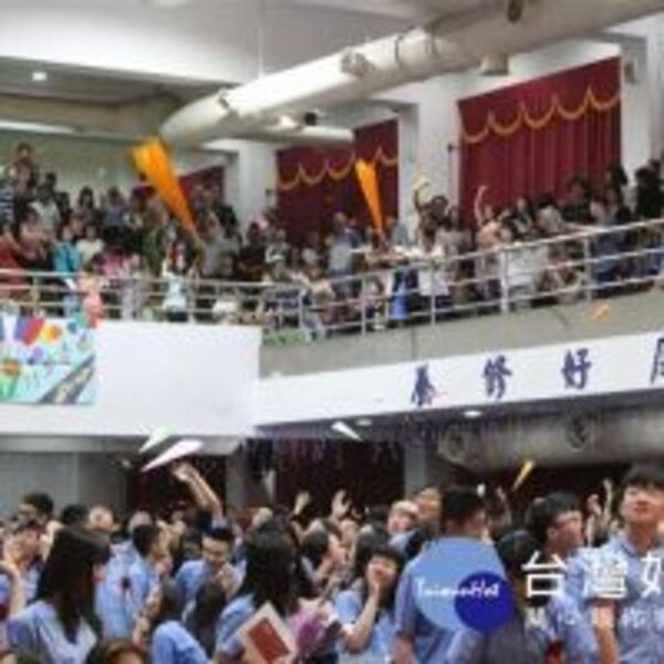 竹林中學創新畢典　寫滿祝福的紙飛機在禮堂飛舞