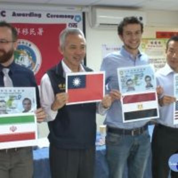 外籍有功人士獲頒梅花卡　專業人才留台灣