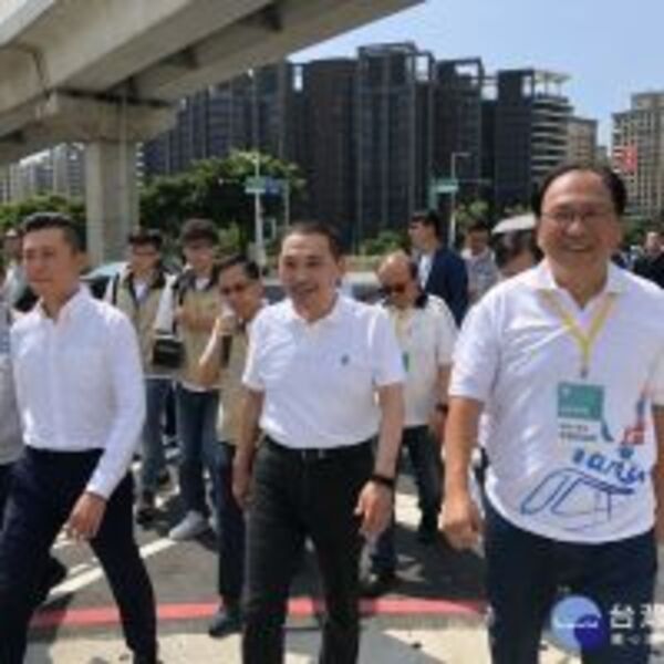新北新竹雙方交流　林智堅體驗搭乘淡海輕軌