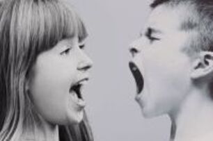 孩子一生氣就大叫、亂摔東西，講都講不聽，怎麼辦？4招教你搞定孩子！