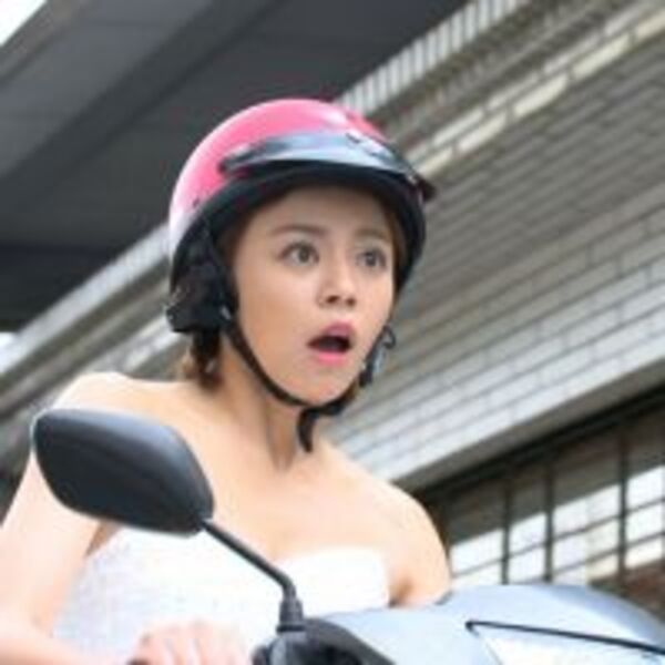 《大時代》迎最終大結局！王瞳穿婚紗騎機車追愛　路人：「伍妹要找煥然嗎？」