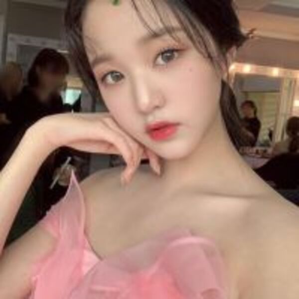 IZONE成員張員瑛展現清純容貌 宛若童話中的公主溫婉可人