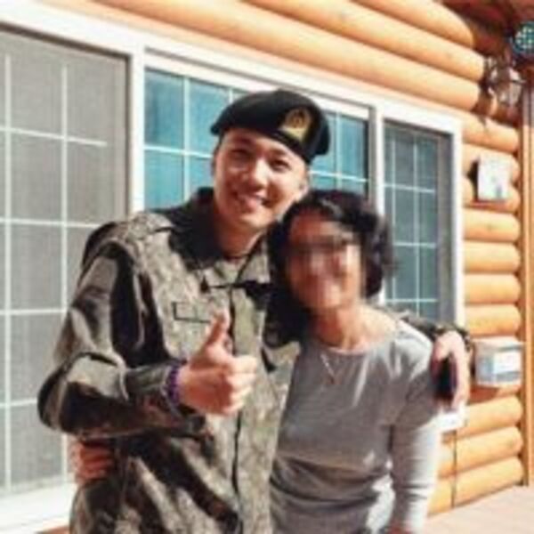 李洪基通過SNS公開軍隊生活近況 身穿軍裝更顯英姿颯爽