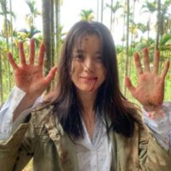 韓孝周公開了美國電視劇拍攝現場的照片滿臉傷口