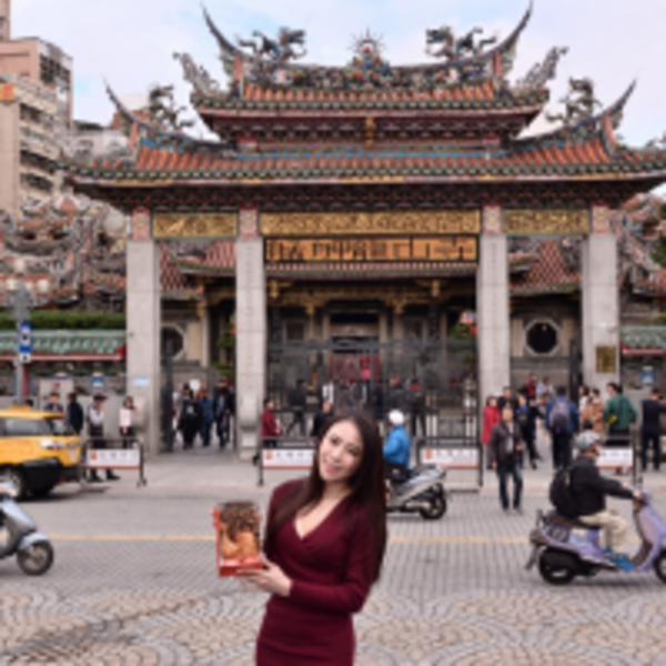 人氣女神歌手感恩「解約」滿月　赴龍山寺祈求事業運，發送油飯、紅蛋