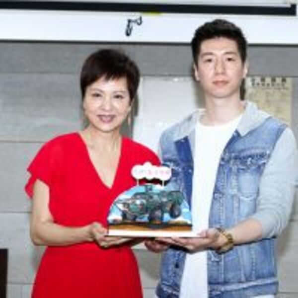 「美腿姊姊」始祖熊海靈跨足文壇出版新書「裝甲車的女兒」 目標成為今年最賣座的自傳書