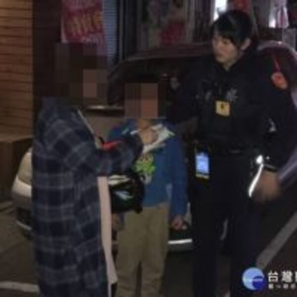陸童深夜迷路漫步　女警機靈送回母親旁