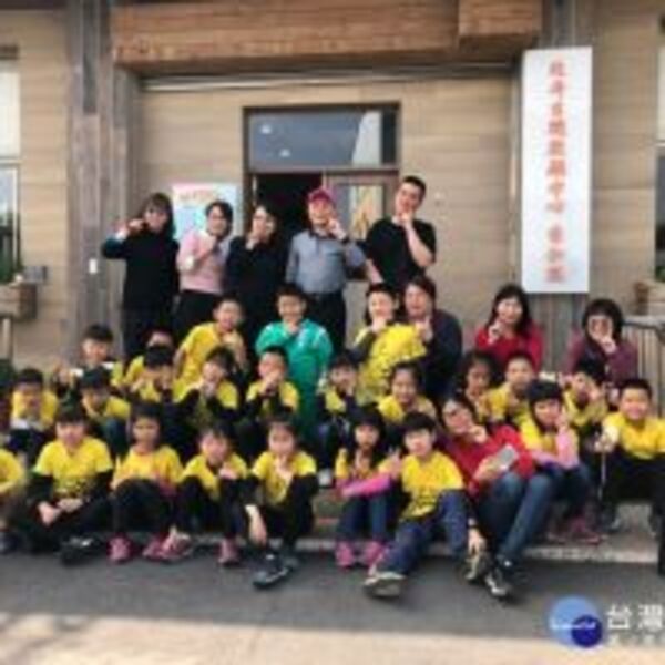 北斗螺青國小學童到秀和苑日照中心孝親表演　阿公阿嬤笑開懷