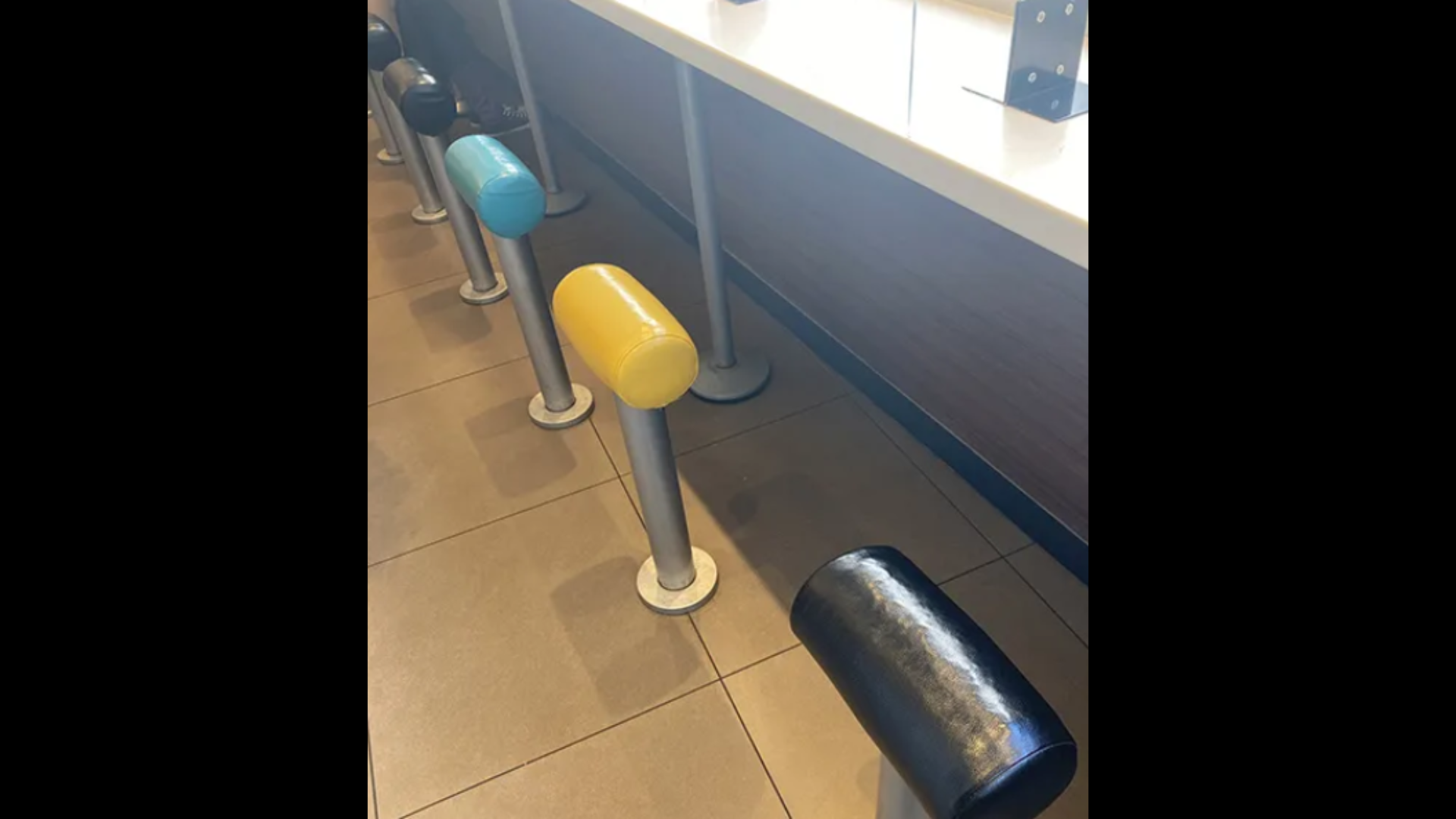 東京麥當勞T字型新座椅曝光引發熱議　