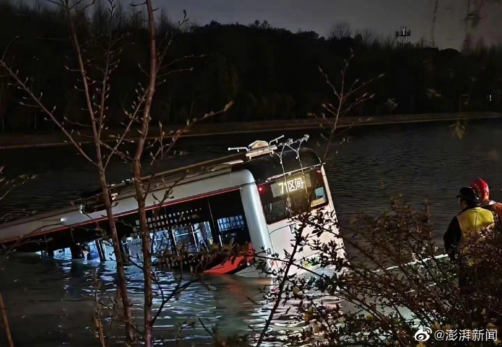中國上海發生公車暴衝墜河事故
