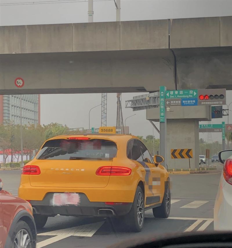 網友在台南路上驚見保時捷計程
