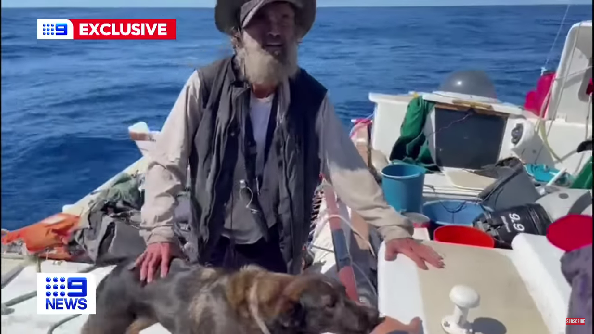 老人與狗在海洋漂流期間靠捕魚喝雨水維生