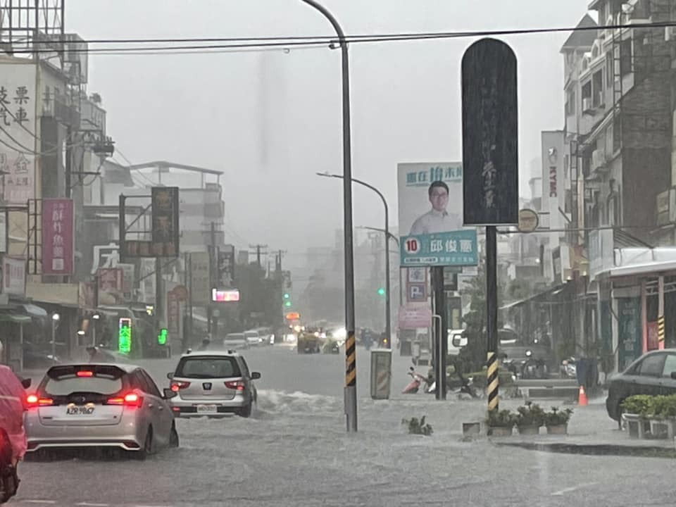 高雄大雨轟炸多處淹水