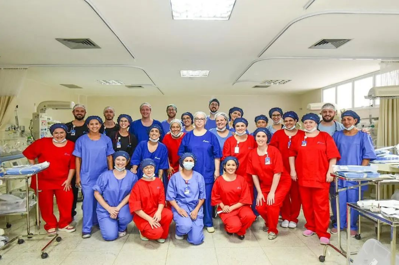 巴西超狂孕媽27週早產10分鐘生6胎醫院出動32人接生