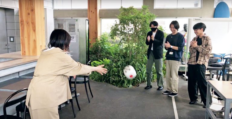 命運在自己手裡！　日本IT公司創新薪酬制度：擲骰子決定加薪比例與微笑工資