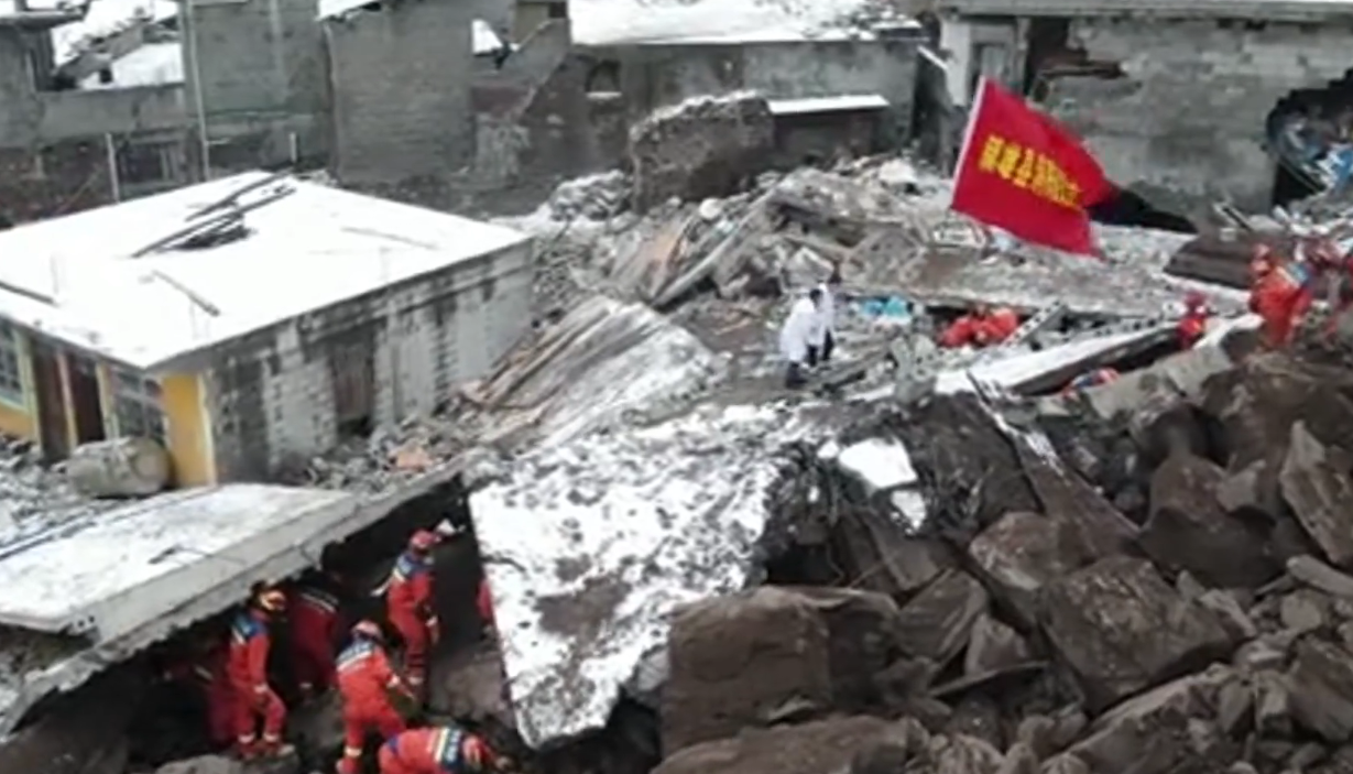 中國雲南山崩傳47人遭活埋動員至少300人搶救　下午3點多救出第4人