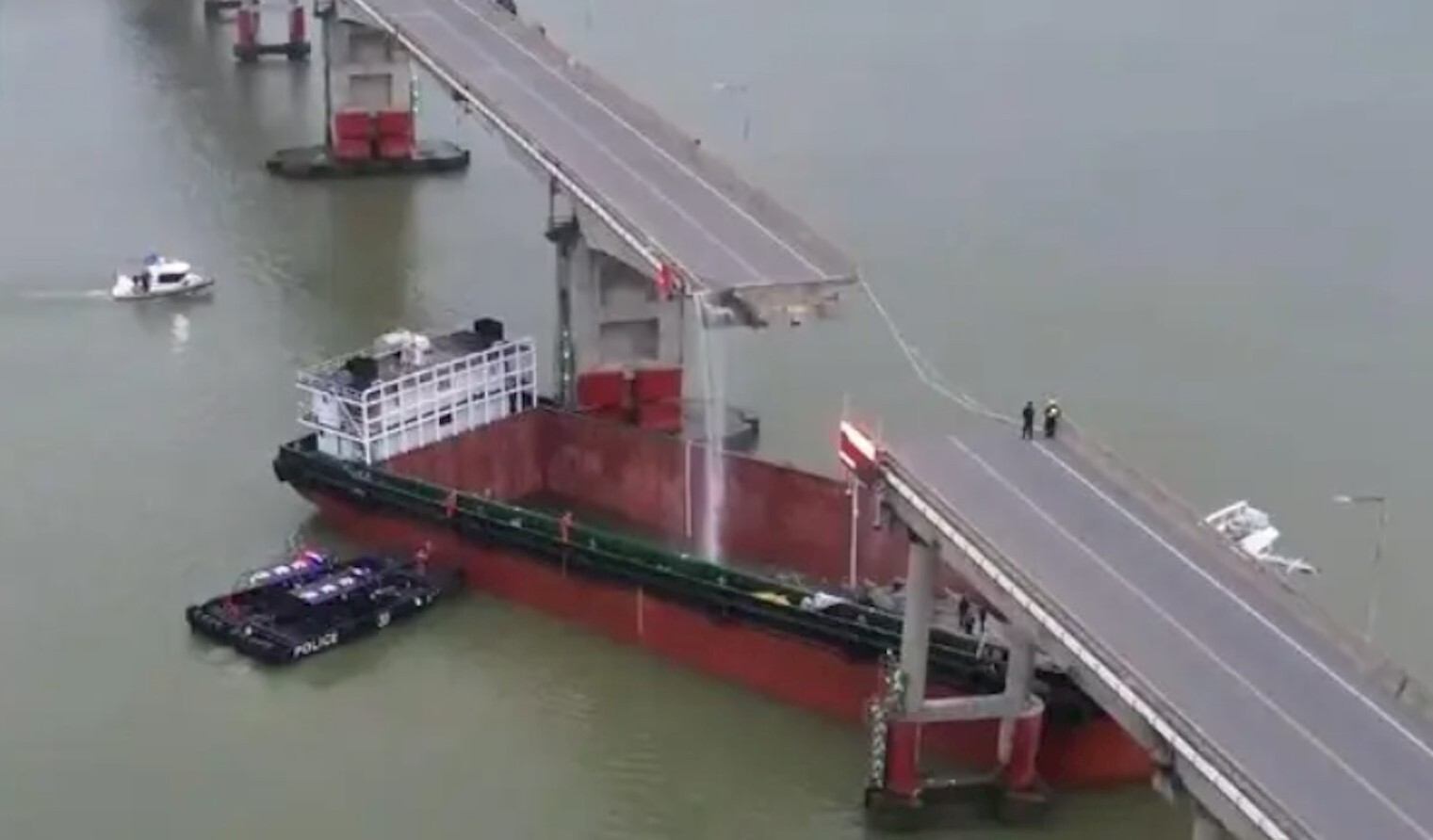 貨櫃船撞斷大橋！廣州驚傳「橋面消失」多車落水失蹤　傷亡不明
