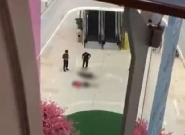 廣州一52歲女子在商場5樓跳樓輕生壓中路人
