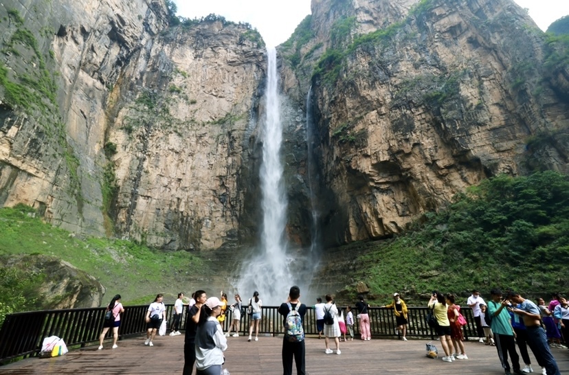 遊客一看雲台山天瀑頂端赫然驚見是「水管放水」