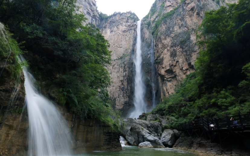 尷尬…號稱「亞洲最高瀑布」竟造假？遊客登頂傻眼：是用水管放水