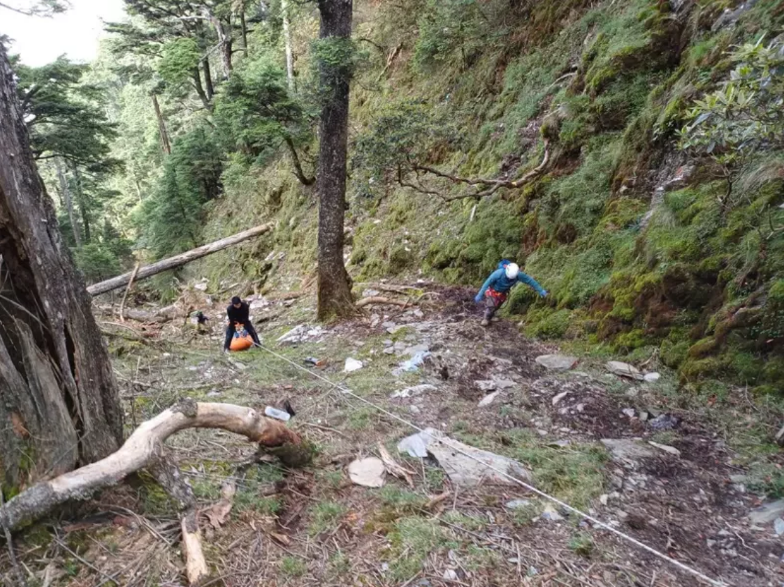 干卓萬十八連峰意外！登山客摔20米邊坡　待救突惡化「拉起已僵硬亡」