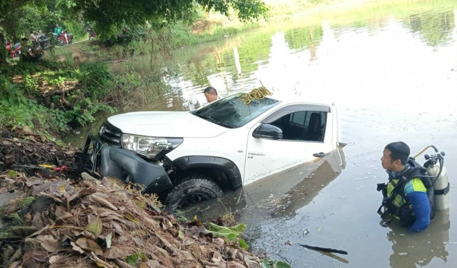 開車「載400萬現金」打瞌睡！車直接衝進池塘　汽車仲介獲救崩潰：錢全在水裡