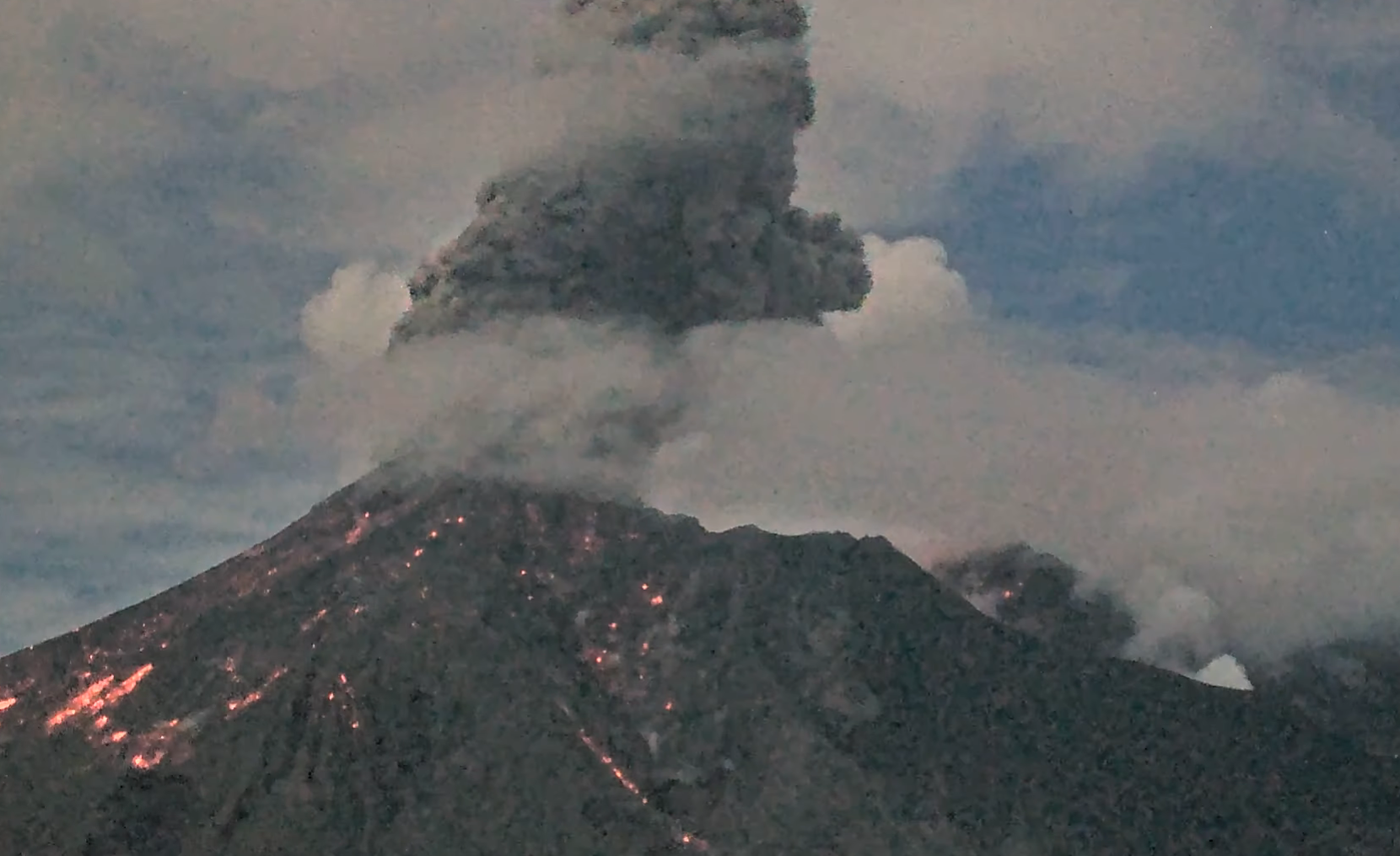 日本櫻島火山爆發！濃煙竄4千公尺高空　「發布3級警戒」震撼畫面曝