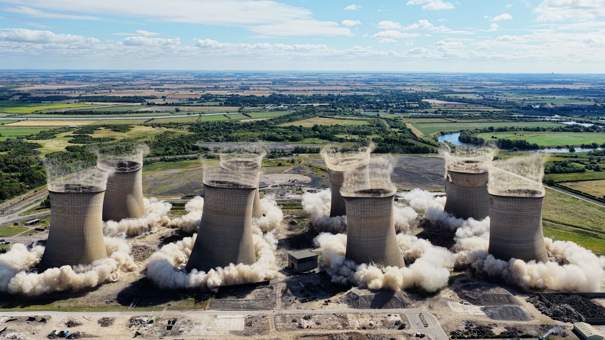 超震撼！英國「8座巨型冷卻塔」同步爆破　10秒夷為平地畫面瘋傳