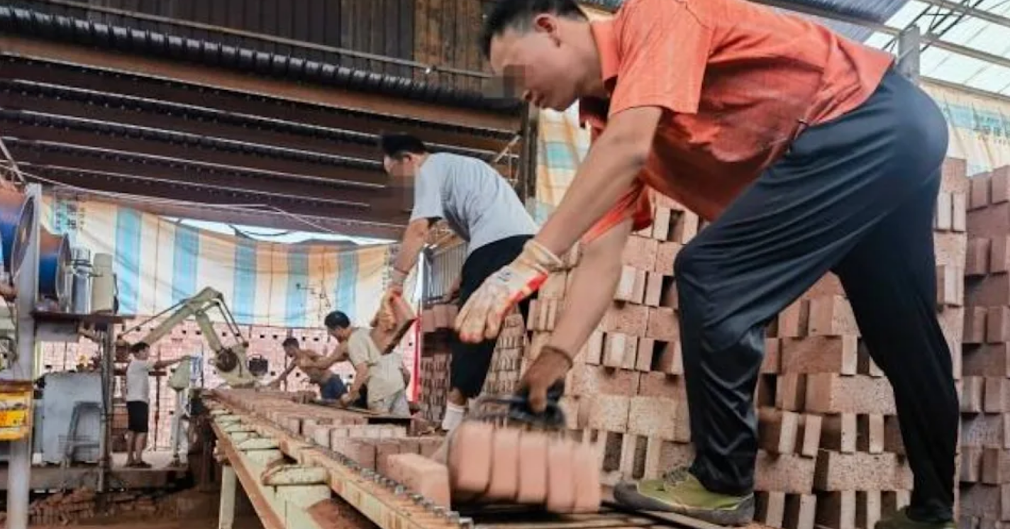 中國可怕磚廠！逼智力障礙者每天工作12小時　46萬薪資全遭工頭代領