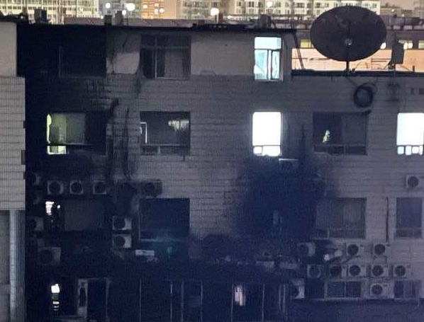 北京醫院大火21死！工作人員垂吊「爬窗戶逃生」　醫院拒給死亡名單