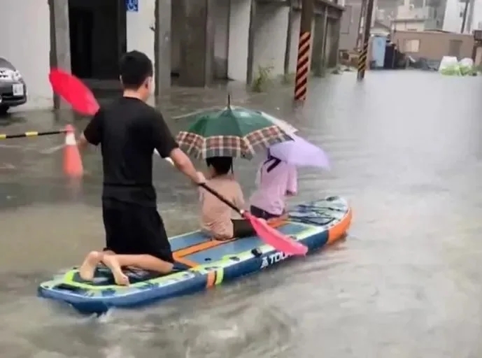 苦中作樂！台南大淹水「老爸划SUP載2孩」　奇葩影片曝光