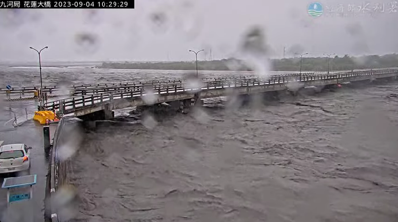 「海葵」登陸台東炸雨！「溪水暴漲」淹到路面　花蓮大橋深夜緊急封閉