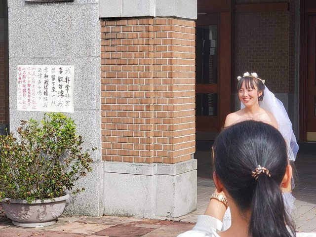 台大找老公！24歲陸女「愛上台灣想留下」穿婚紗舉牌　網暈：戀愛了