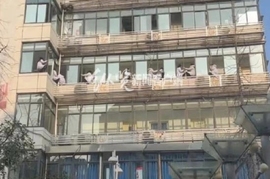 恐怖！中國某醫院驚傳「多名醫護爬窗跳樓」知情人士爆內幕：現場畫面曝