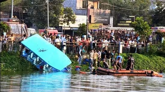悲劇！印度師生校外教學搭遊湖船　「超載11人」翻船至少16死　