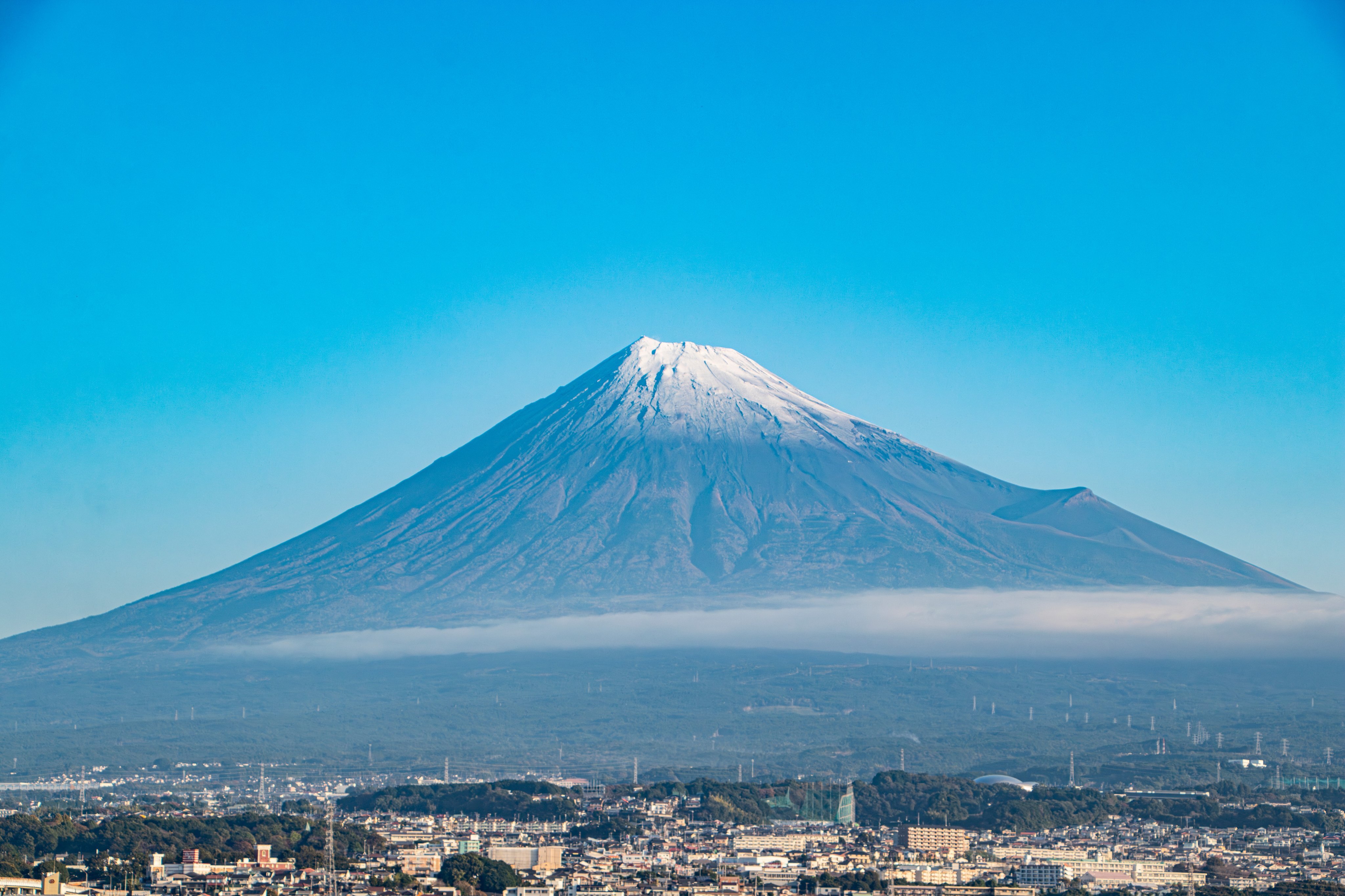 久等了！富士山終於降下「初冠雪」　創130年來最晚紀錄