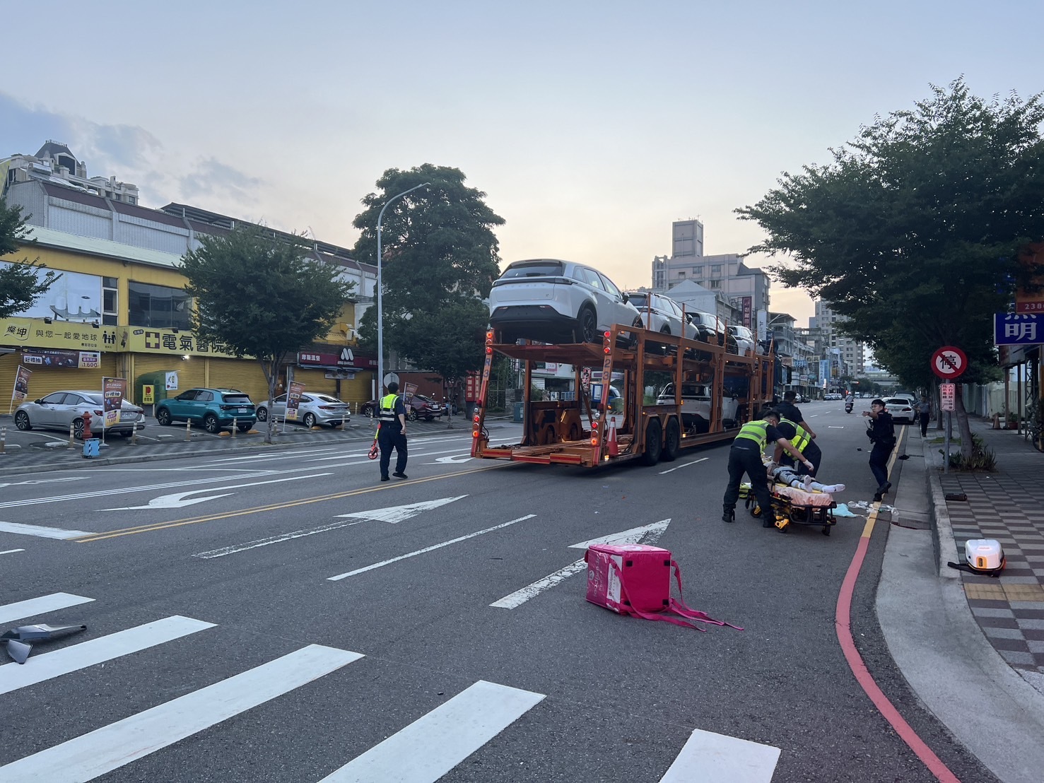 快訊／台中恐怖車禍！外送員「攔腰猛撞」汽運拖板車　安全帽噴飛慘亡