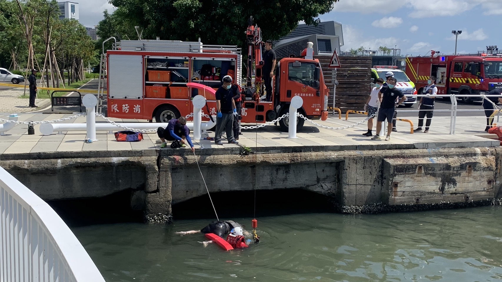 快訊／高雄愛河驚見男漂浮水面！救起「已明顯死亡」身分不明調查中