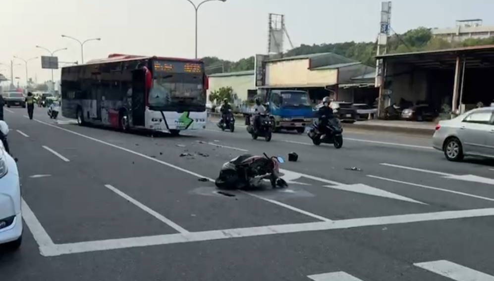 快訊／台中公車又出事！男騎車與中鹿客運對撞「慘捲車底」送醫宣告不治