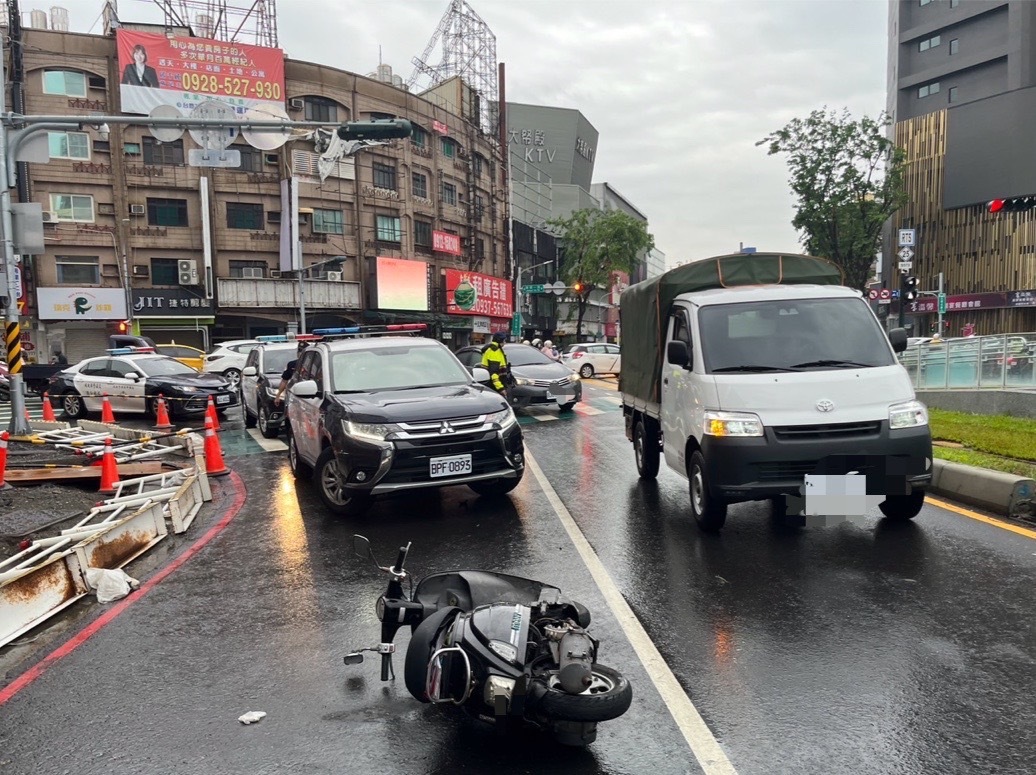 快訊／高雄機車撞警車！女騎士「連人帶車」慘摔　還波及路過2汽機車