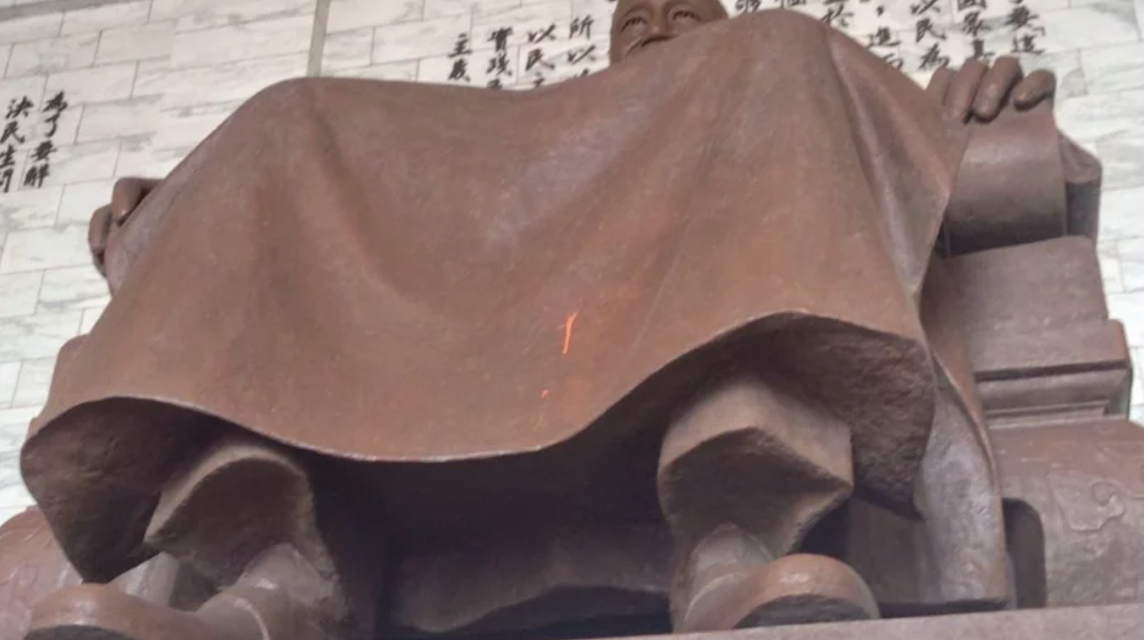 中正紀念堂蔣公銅像遭漆彈襲擊　獨派團體「台灣國」理事長陳峻涵被逮捕