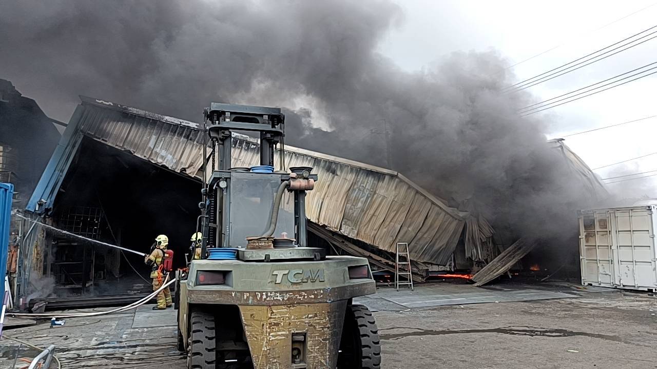 快訊／台南仁德區貨櫃工廠大火　警消動員47人全力搶救中