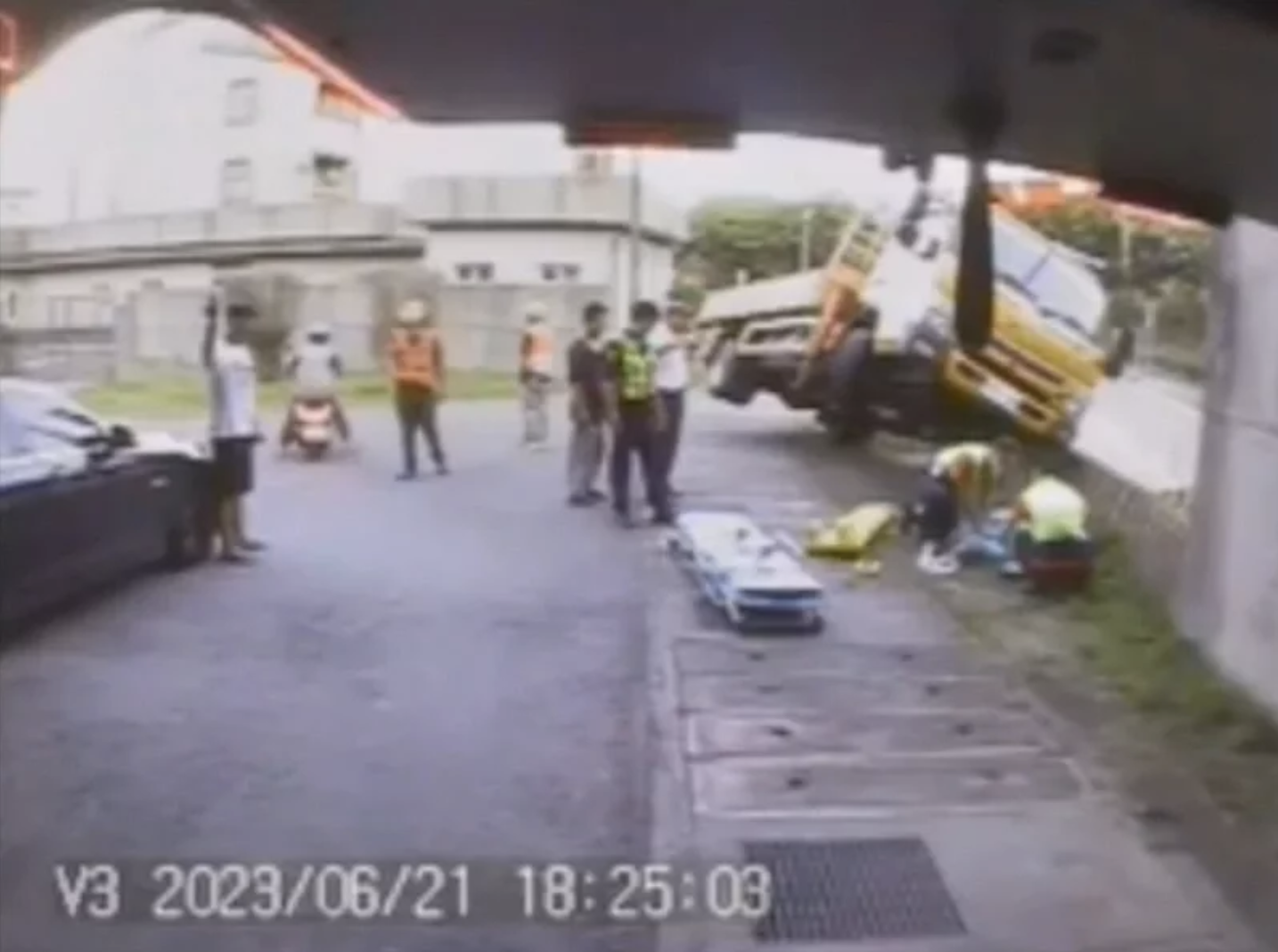 宜蘭蘭陽大橋發生工程意外　工人搶修涵洞限高欄卻被吊車傾斜夾死