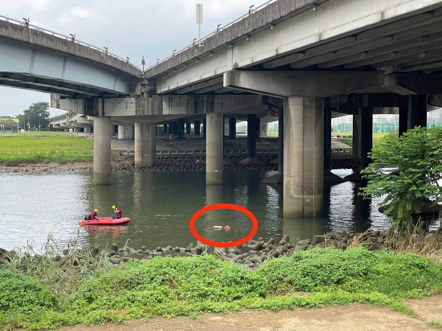 汐五高架道自撞意外！小客車不明原因「翻落6樓高墜基隆河」　駕駛已送醫