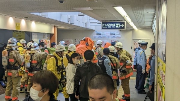 東京都地鐵站「疑咖啡罐爆炸」！1女受傷：遭不明灼熱液體噴濺