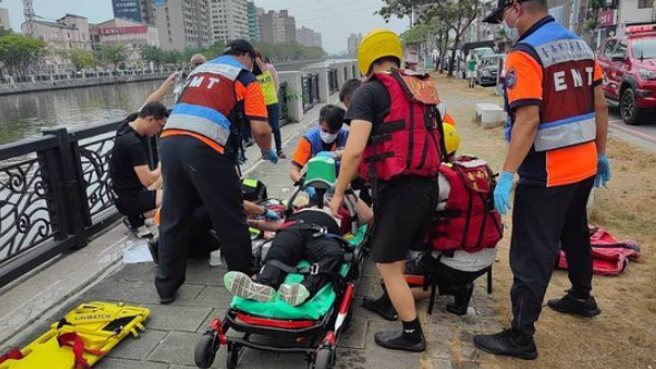 台南運河驚傳有人落水！56歲女被救上岸「口吐白沫」一度命危