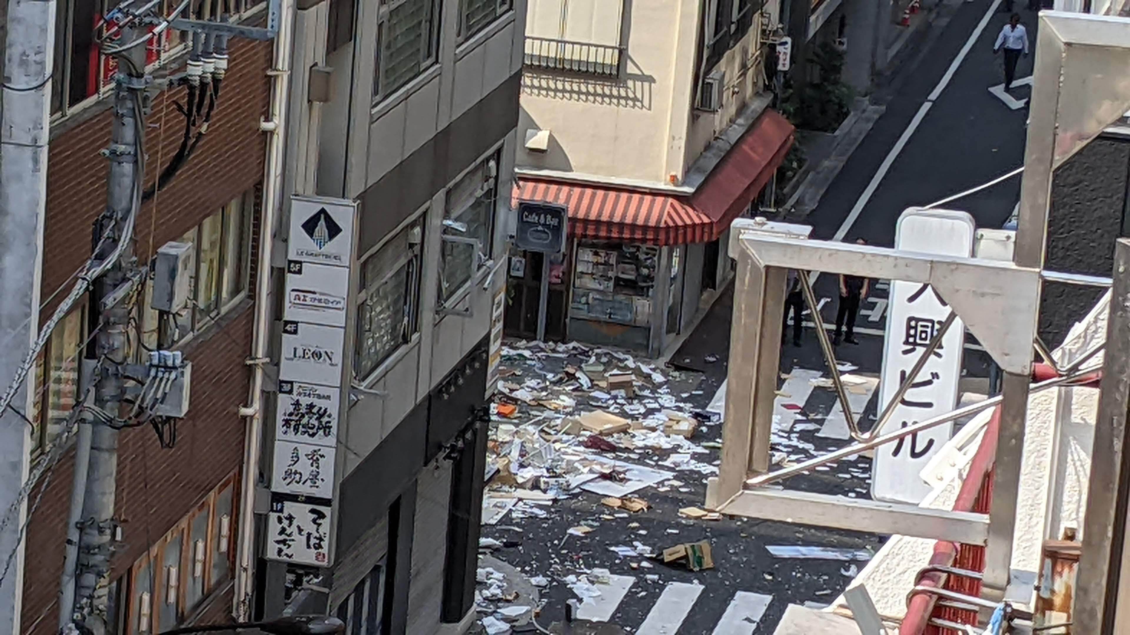 東京都港區市中心「大樓爆炸」！附近窗戶震碎　警消急疏散路人